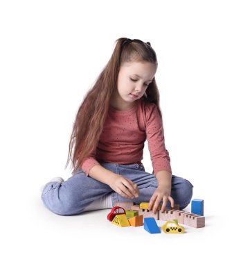 Beyaz arka plan üzerinde oyuncaklar ile oynayan sevimli küçük kız