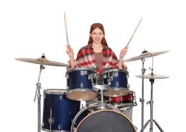 Beyaz arka planda bagetleri ve davulları olan genç bir kız.