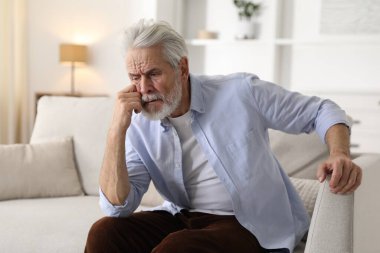 Hafıza kaybı. Kıdemli adam evde bir şeyler hatırlamaya çalışıyor.