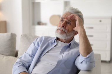 Hafıza kaybı. Kıdemli adam evde bir şeyler hatırlamaya çalışıyor.