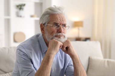 Hafıza kaybı. Kıdemli adam evde bir şeyler hatırlamaya çalışıyor.