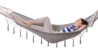 Beyaz arka planda hamakta dinlenen gülümseyen kadın.