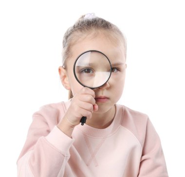 Beyaz arka planda büyüteç olan küçük kız.