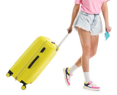 Bavullu genç kadın, pasaport ve beyaz arka planda bilet, yakın plan.