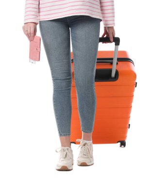 Bavullu genç kadın, pasaport ve beyaz arka planda bilet, yakın plan.