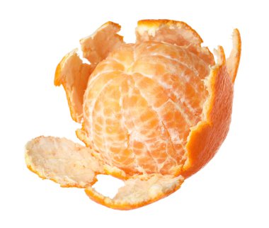 Olgun mandalina kabuğu beyaza izole edilmiş