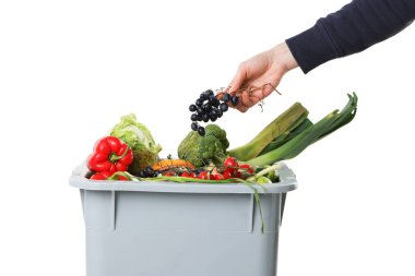 Beyaz arka planda çöp kutusuna çöp atan kadın, yakın plan. Atık sıralama