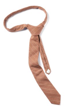 Bir şık kahverengi kravat beyaz, üstten görünüyor.