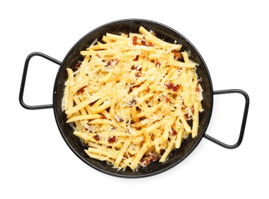 Kızartma tavasında domuz pastırması ve peynirli leziz patates kızartması.