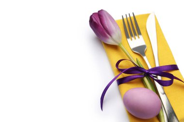 Paskalya kutlaması. Çiçek desenli ve beyaza izole edilmiş yumurta boyanmış, manzaranın üstünde.