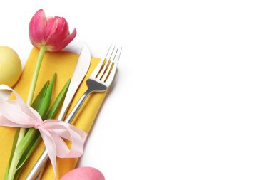 Paskalya kutlaması. Çiçekli masa dekorları ve beyaza izole edilmiş yumurtalar.