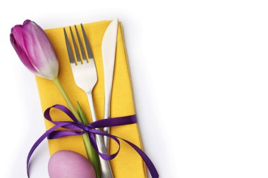 Paskalya kutlaması. Çiçek desenli ve beyaz renkte yumurta renginde bir ziyafet masası.