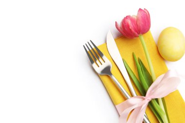 Paskalya kutlaması. Çiçek desenli ve beyaz renkte yumurta renginde bir ziyafet masası.