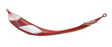 Beyaz yastıklı renkli bir hamak.