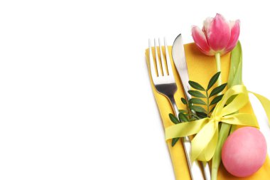 Paskalya sofrası. Güzel gümüş takımlar, lale ve beyaz üzerine izole edilmiş yumurta.