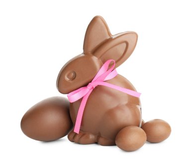 Çikolatalı Paskalya tavşanı ve beyaz üzerine izole edilmiş yumurtalar.