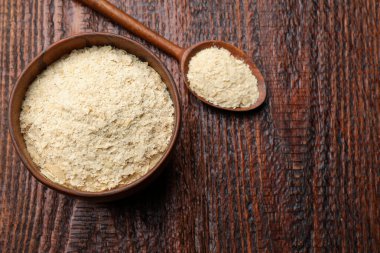 Kasede kuru maya taneleri ve tahta masada kaşık, üst manzara. Metin için boşluk