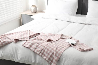 Havalı pijamalar ve uyku maskesi kapalı bir yerde, yakın plan.