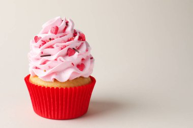 Sevgililer Günün kutlu olsun. Açık gri arka planda serpiştirilmiş lezzetli kek, yakın plan. Metin için boşluk