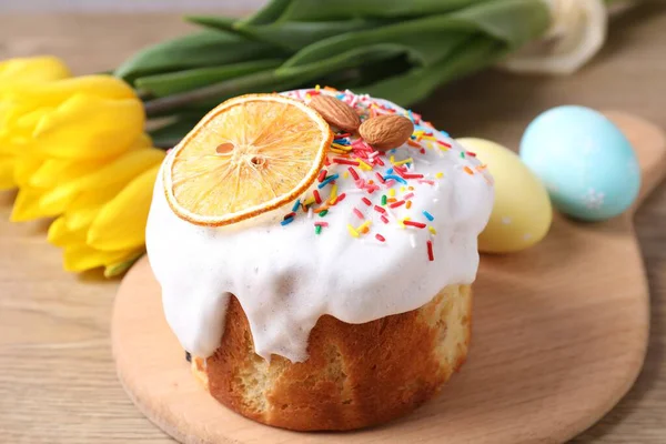 Lezzetli Paskalya pastası, laleler ve ahşap masaya boyanmış yumurtalar, yakın plan.