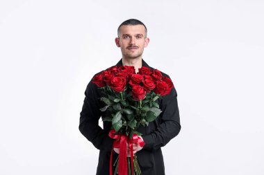 Sevgililer Günü kutlaması. Beyaz arka planda kırmızı gül buketi olan bir adam.