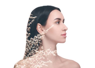 Çekici bir kadın ve çiçek açan ağaç dalları, beyaz arka planda çift pozlama. Bahar mevsimi havası