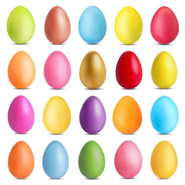 Farklı renklerde boyanmış Paskalya yumurtaları beyazlar içinde izole edilmiş,