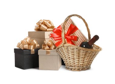 Beyaz şarap ve hediyelerle dolu bir hediye sepeti