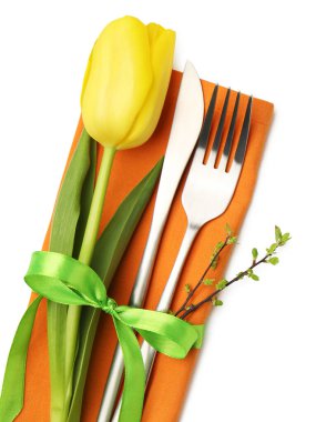 Paskalya kutlaması. Çiçek dekoru beyaz, üst görünümde izole edilmiş şenlik masası.