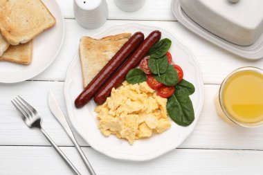 Lezzetli omlet ile lezzetli kahvaltı beyaz ahşap masa üzerinde servis, düz yatıyordu