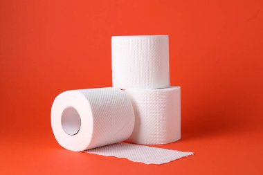 Turuncu zemin üzerine tuvalet kağıdımız