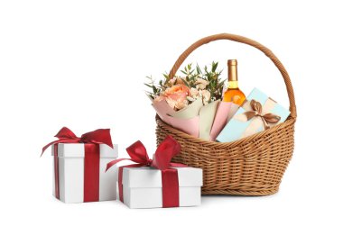 Beyaz şarap, buket ve hediyelerle dolu hediye sepeti.