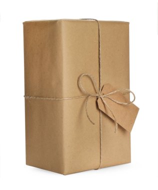 Kraft kağıdı, sicim ve etiket ile sarılı paket beyaz üzerine izole