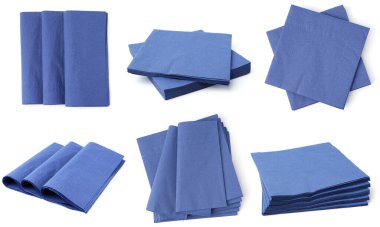 Mavi kağıt peçeteler beyaz üzerine izole edilmiş.