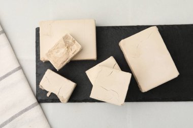 Işık masasında taze maya parçaları, üst manzara.