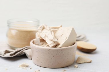 Beyaz masada taze ve kuru maya, yakın plan.