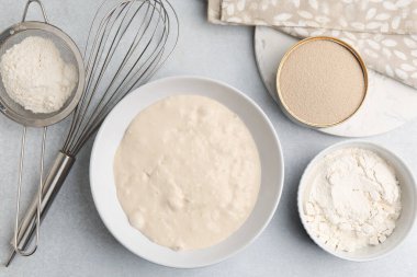 Maya hamuru ve malzemeler ışık masasında, düz yerde.