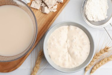 Maya hamuru ve malzemeler beyaz döşeme üzerinde, düz yatıyordu.