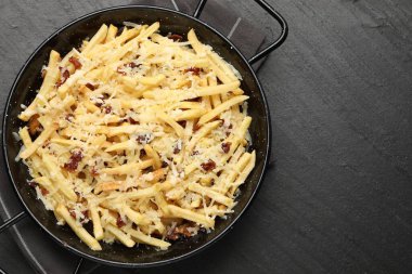 Siyah masada pastırmalı ve peynirli leziz patates kızartması. Metin için boşluk