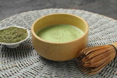 Seramik kasede taze yeşil kibrit, masa üzerinde bambu çırpı ve toz, yakın çekim