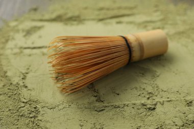 Masada yeşil kibrit tozu ve bambu çırpısı, yakın plan.