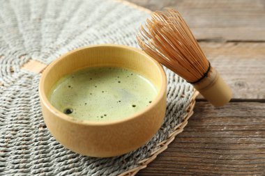 Seramik kasede taze yeşil kibrit ve ahşap masada bambu çırpıcı, yakın plan