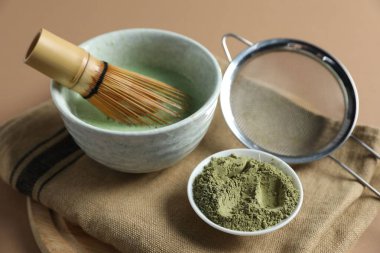 Seramik kasede taze yeşil kibrit, bambu çırpı, toz ve elek kahverengi masada, yakın çekim