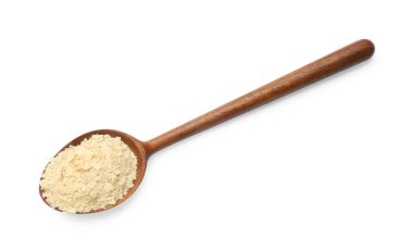 Beyaz arka planda kaşık içinde kuru maya taneleri, üst görünüm