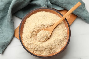 Kuru maya taneleri kasede ve kaşıklar beyaz mermer masada, üst manzara