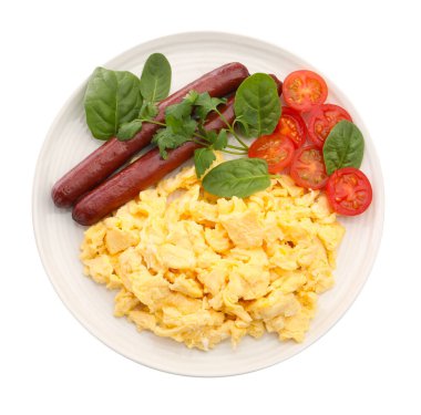 Lezzetli bir kahvaltı. Sosisli, domatesli, fesleğenli ve maydanozlu yumurta.