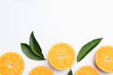Taze mandalina ve beyaz arka planda yapraklar, düz. Metin için boşluk