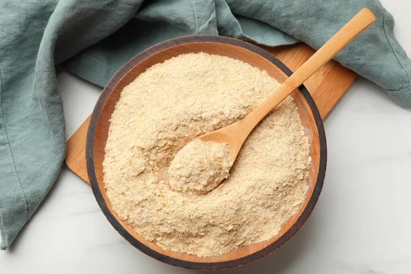 Kuru maya taneleri kasede ve kaşıklar beyaz mermer masada, üst manzara