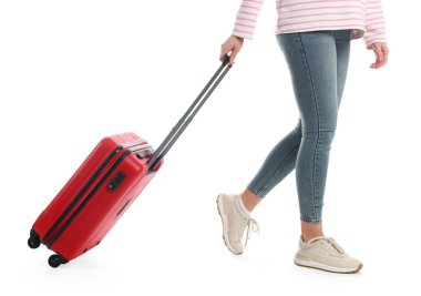 Beyaz arka planda valizi olan genç bir kadın, yakın plan.