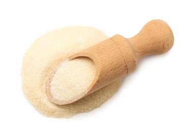 Kuru jelatin tozu ve kepçe beyaz, üst görünümde izole